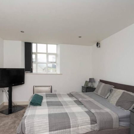 Lovely 1 Bedroom Apartment With Free Parking & Gym Kirkburton Extérieur photo