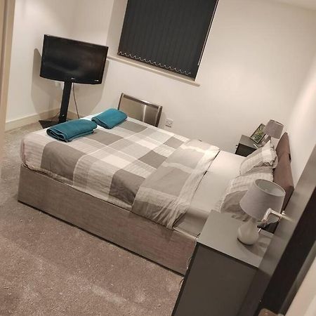 Lovely 1 Bedroom Apartment With Free Parking & Gym Kirkburton Extérieur photo
