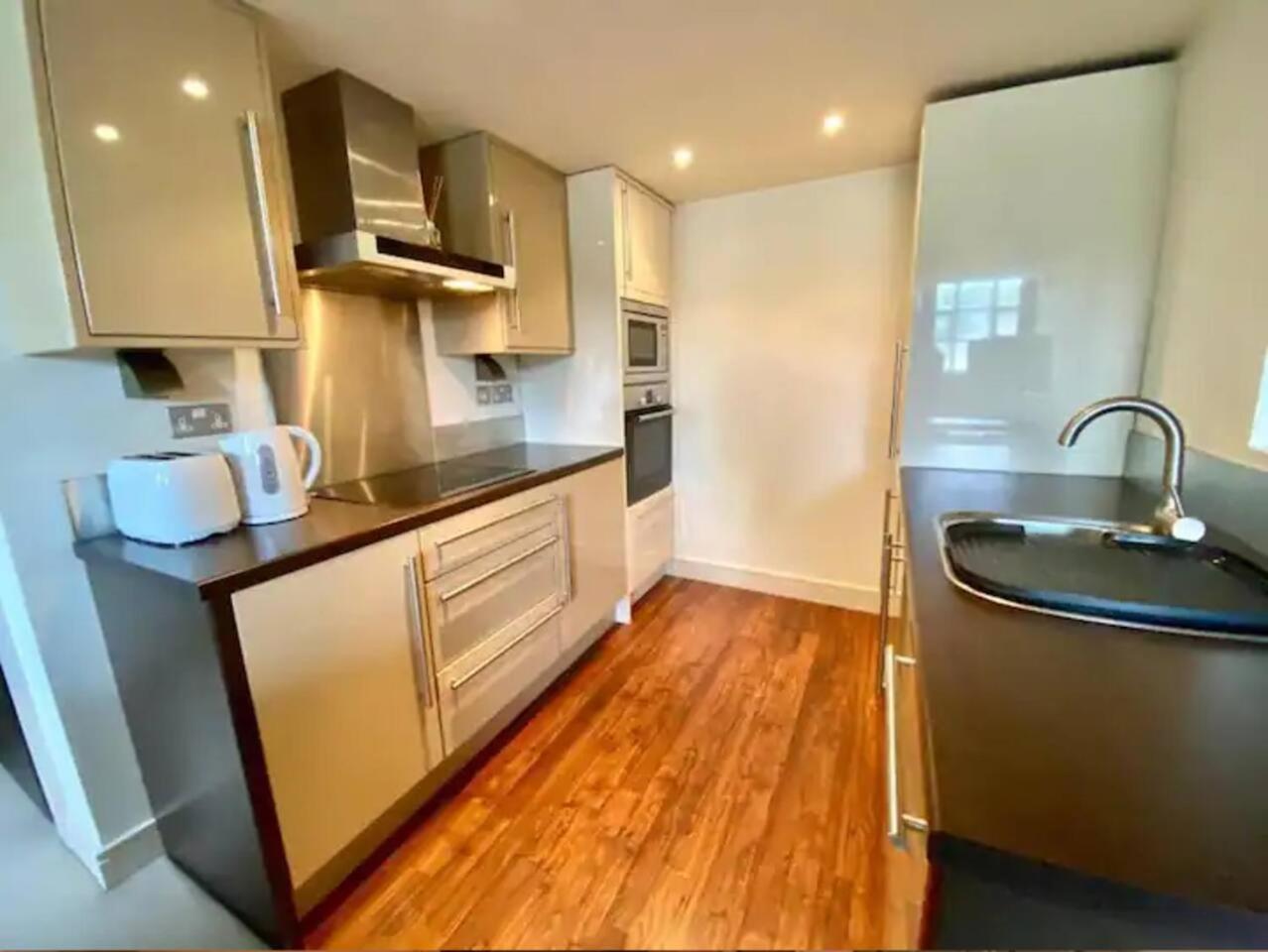 Lovely 1 Bedroom Apartment With Free Parking & Gym Kirkburton Extérieur photo