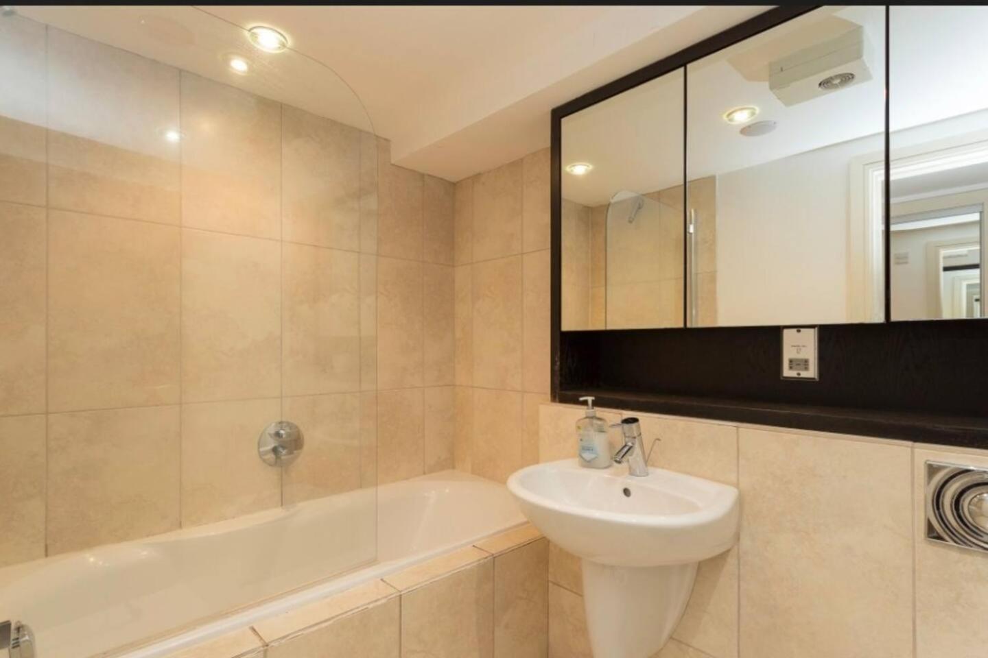 Lovely 1 Bedroom Apartment With Free Parking & Gym Kirkburton Extérieur photo