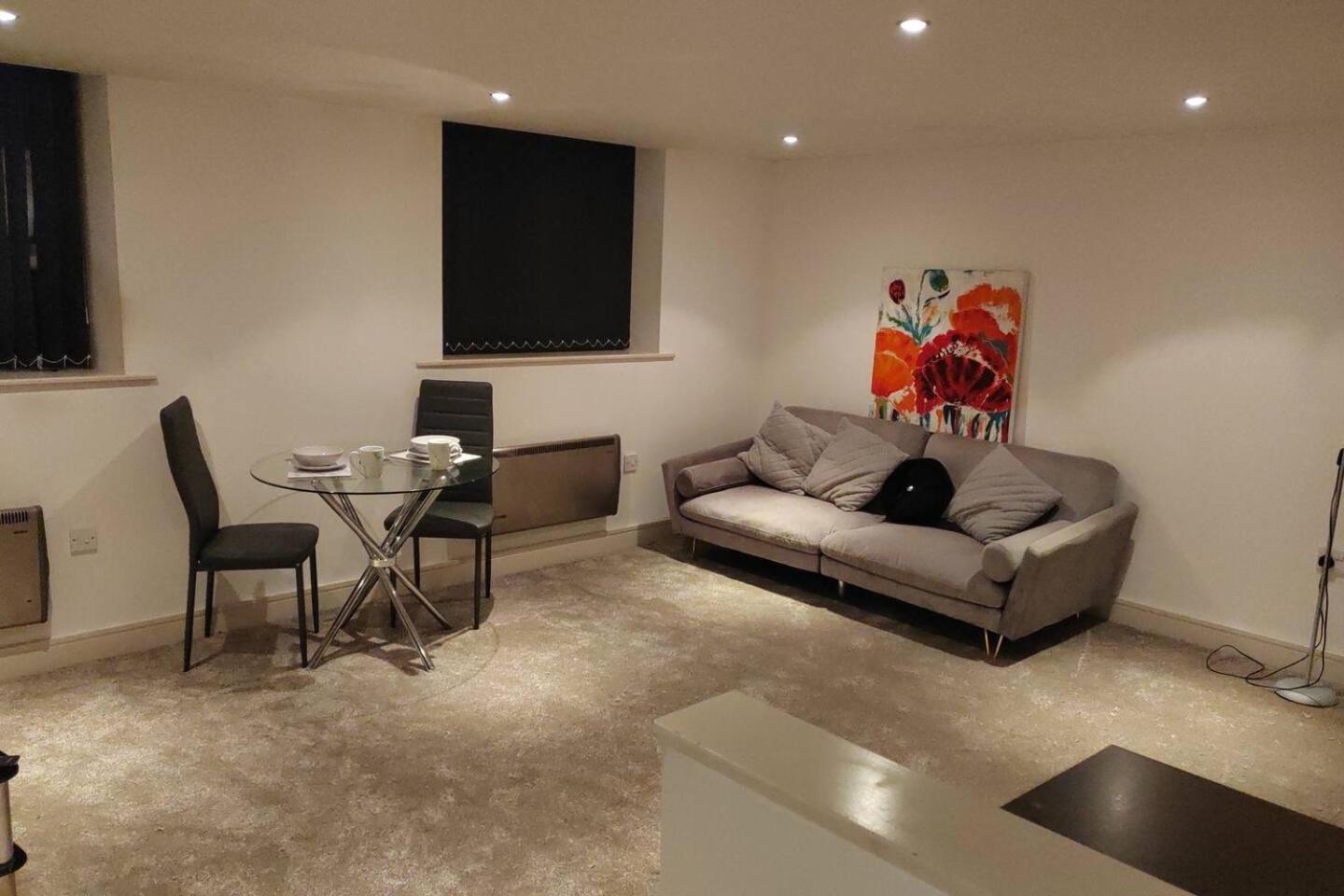 Lovely 1 Bedroom Apartment With Free Parking & Gym Kirkburton Extérieur photo