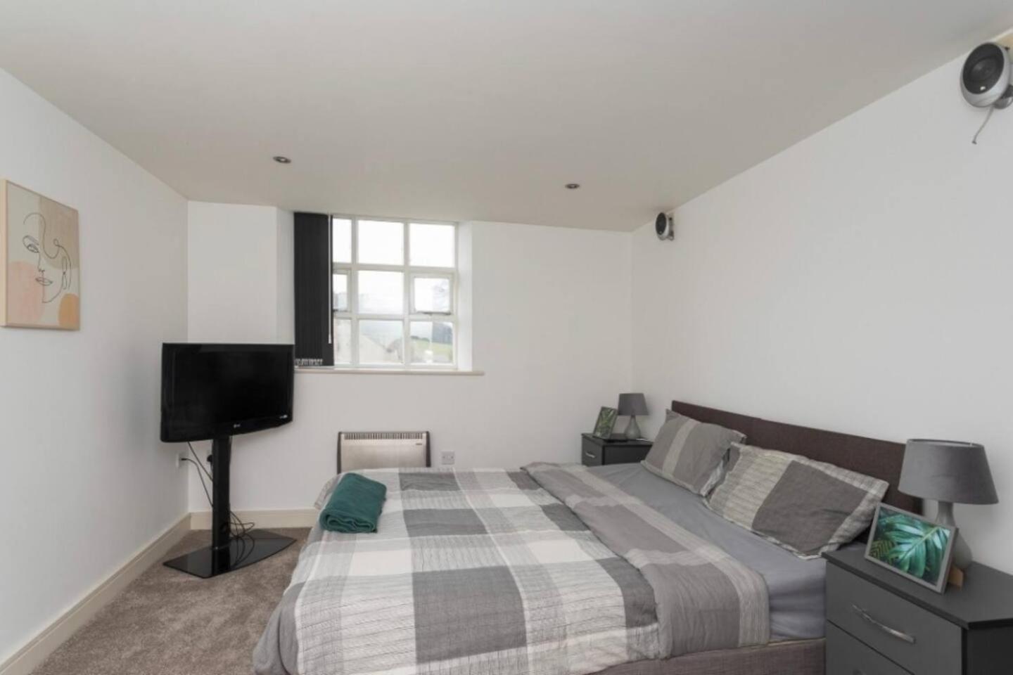 Lovely 1 Bedroom Apartment With Free Parking & Gym Kirkburton Extérieur photo