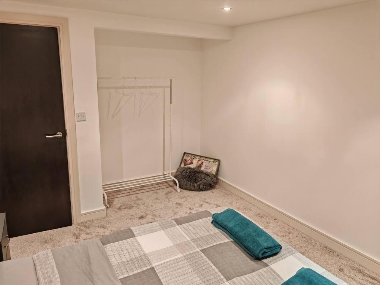 Lovely 1 Bedroom Apartment With Free Parking & Gym Kirkburton Extérieur photo