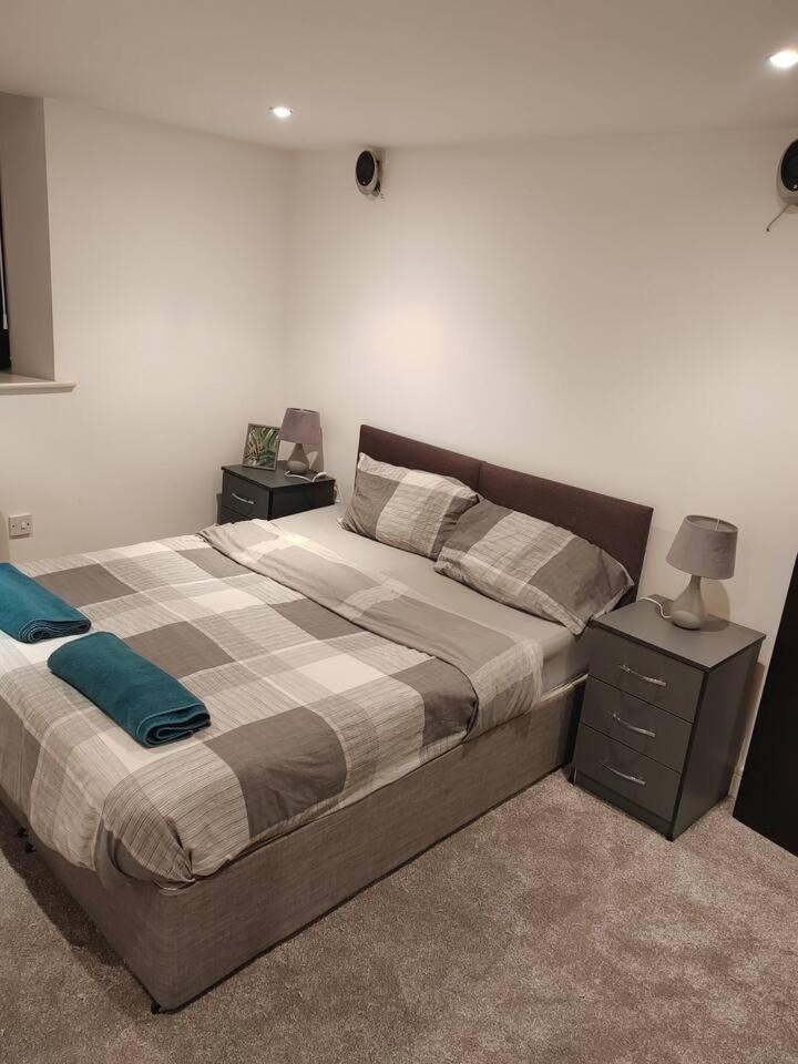 Lovely 1 Bedroom Apartment With Free Parking & Gym Kirkburton Extérieur photo
