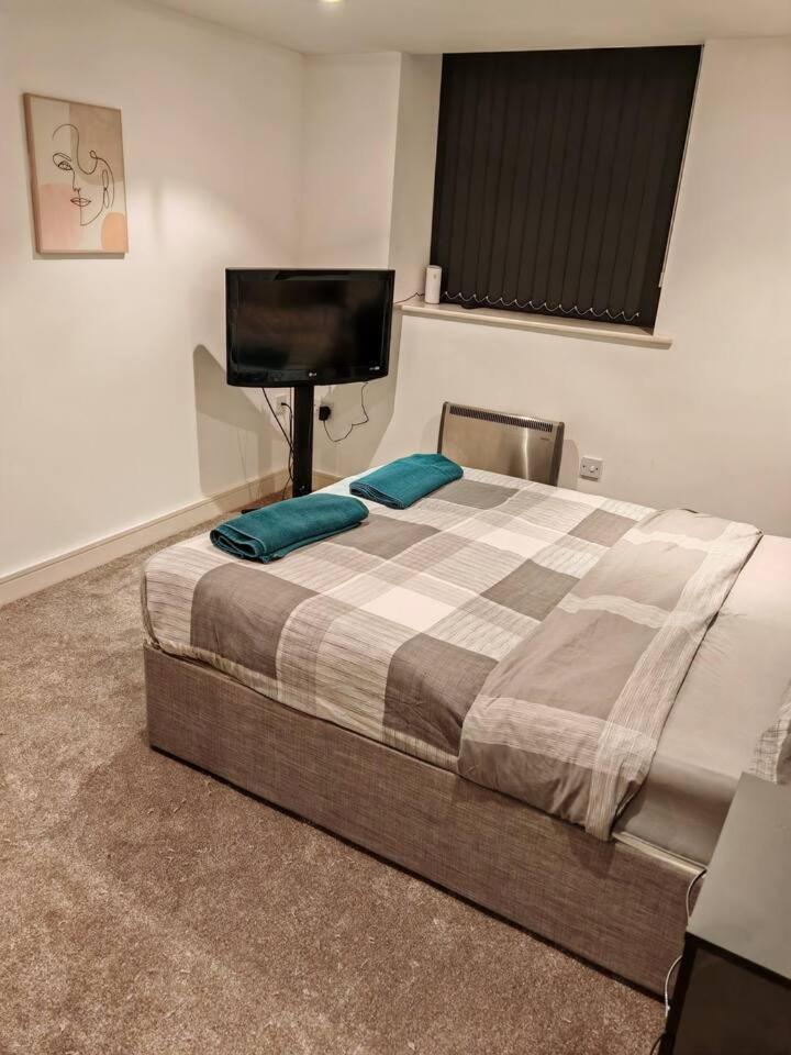 Lovely 1 Bedroom Apartment With Free Parking & Gym Kirkburton Extérieur photo