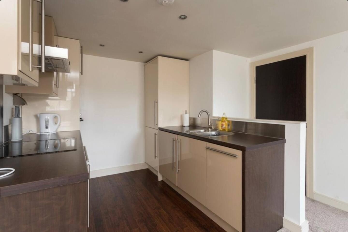 Lovely 1 Bedroom Apartment With Free Parking & Gym Kirkburton Extérieur photo