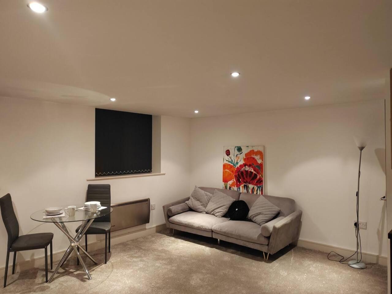 Lovely 1 Bedroom Apartment With Free Parking & Gym Kirkburton Extérieur photo