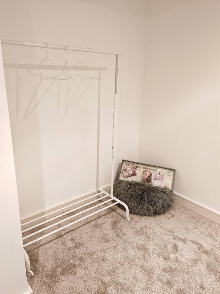 Lovely 1 Bedroom Apartment With Free Parking & Gym Kirkburton Extérieur photo