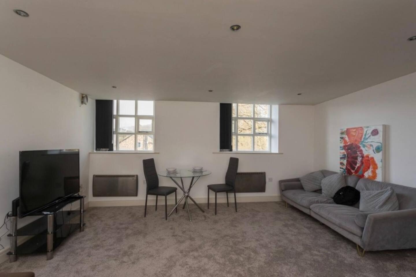 Lovely 1 Bedroom Apartment With Free Parking & Gym Kirkburton Extérieur photo
