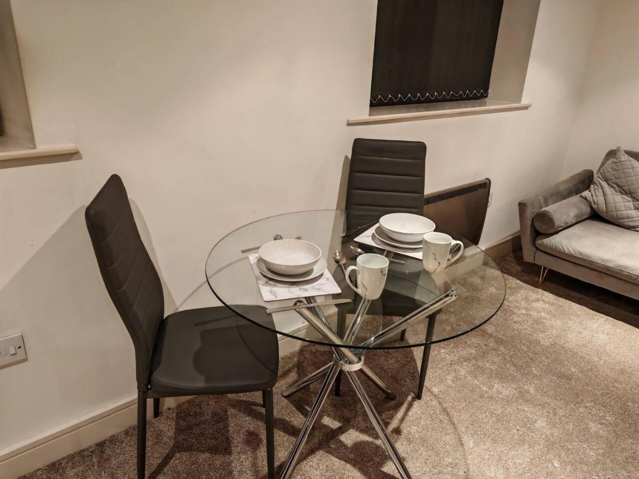 Lovely 1 Bedroom Apartment With Free Parking & Gym Kirkburton Extérieur photo