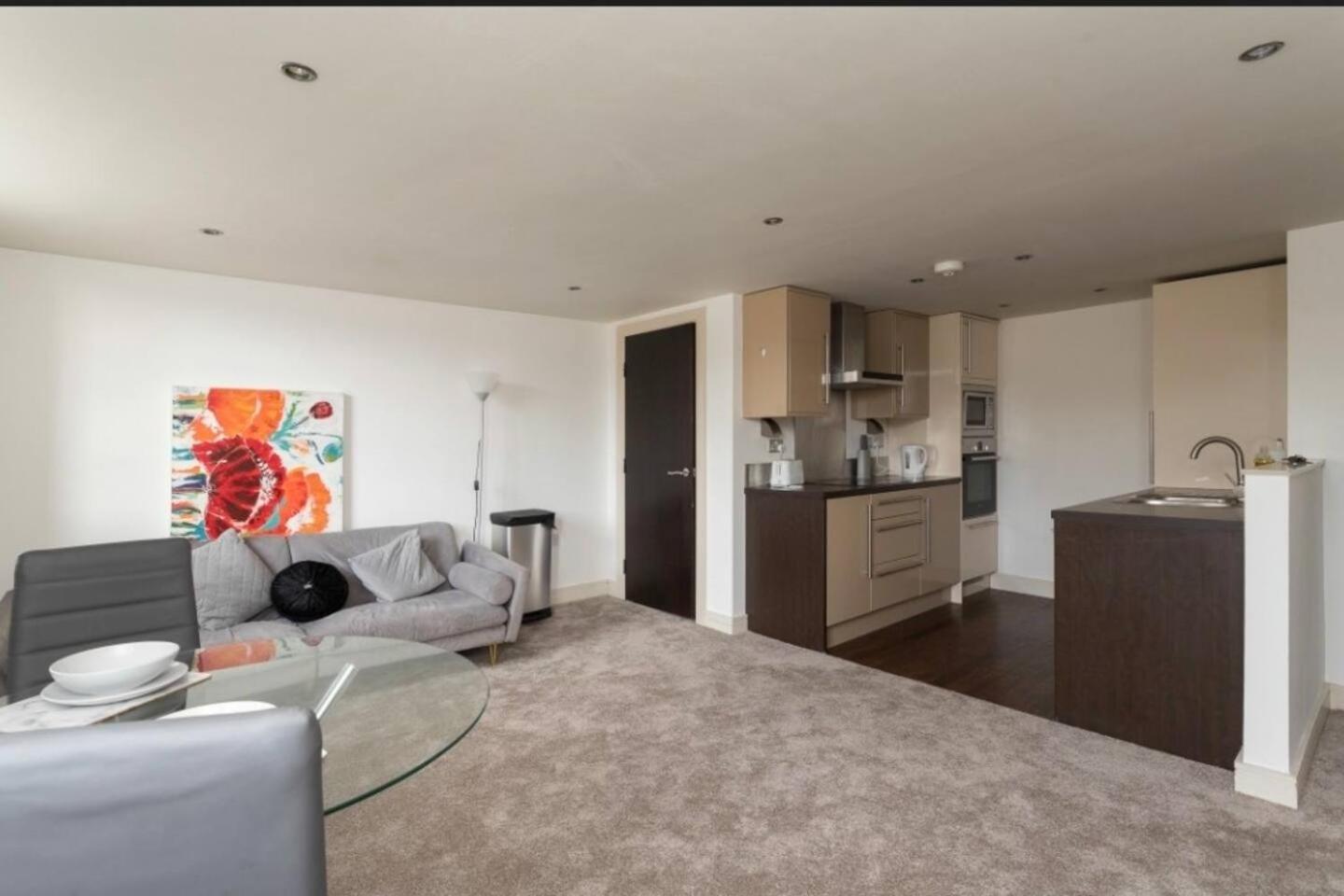 Lovely 1 Bedroom Apartment With Free Parking & Gym Kirkburton Extérieur photo