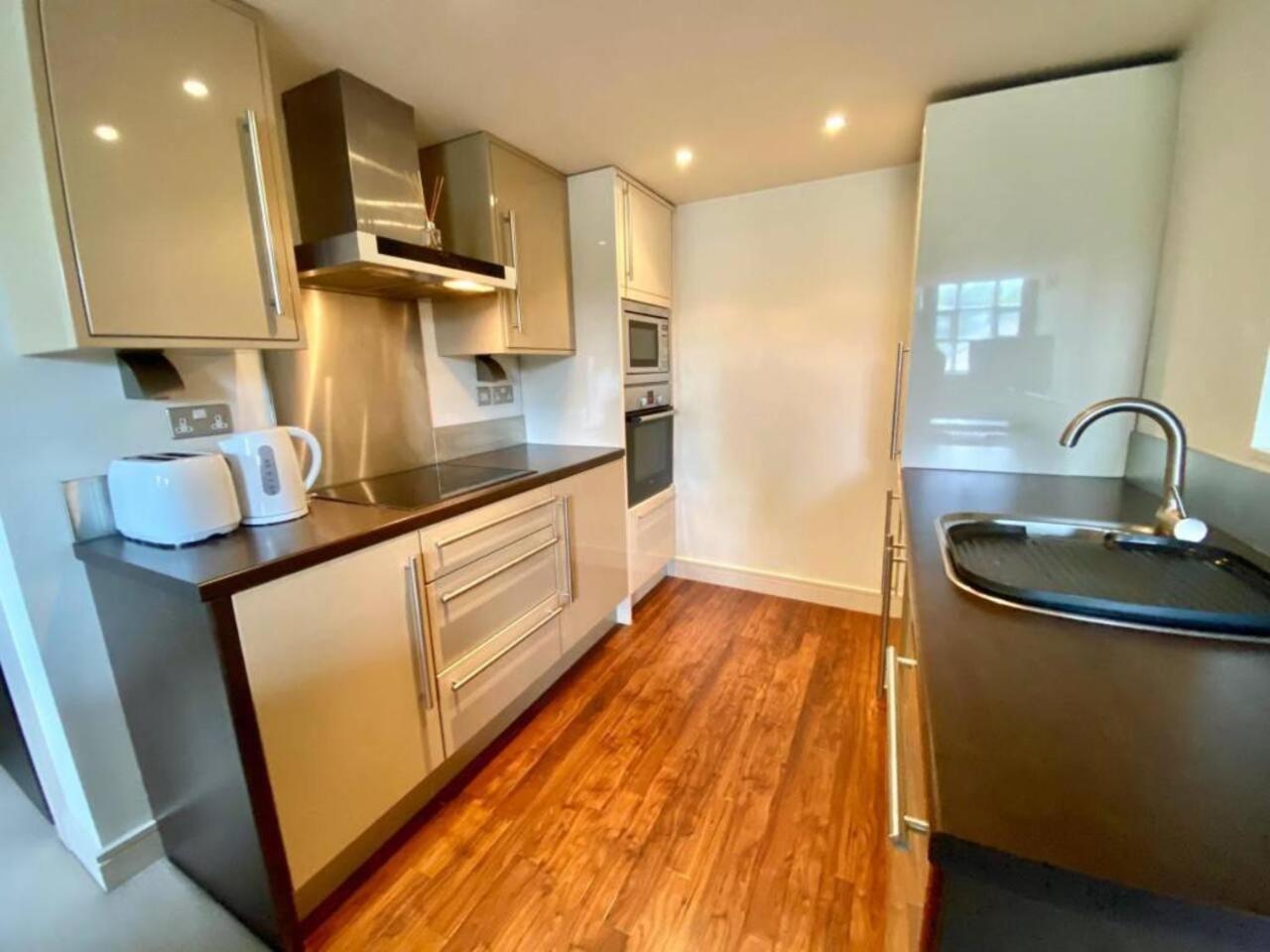 Lovely 1 Bedroom Apartment With Free Parking & Gym Kirkburton Extérieur photo