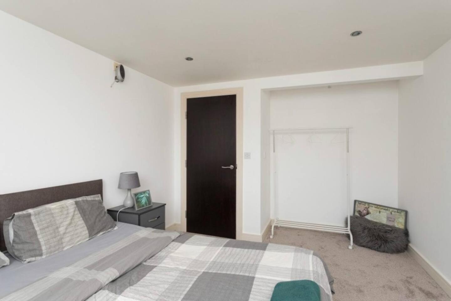 Lovely 1 Bedroom Apartment With Free Parking & Gym Kirkburton Extérieur photo