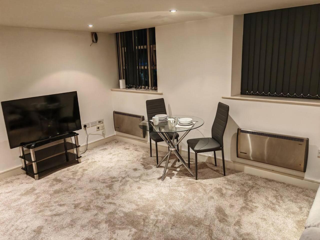 Lovely 1 Bedroom Apartment With Free Parking & Gym Kirkburton Extérieur photo