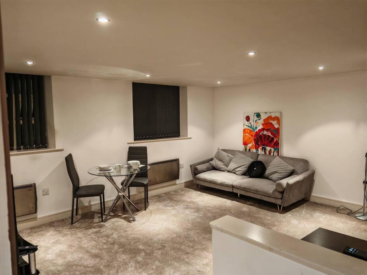 Lovely 1 Bedroom Apartment With Free Parking & Gym Kirkburton Extérieur photo