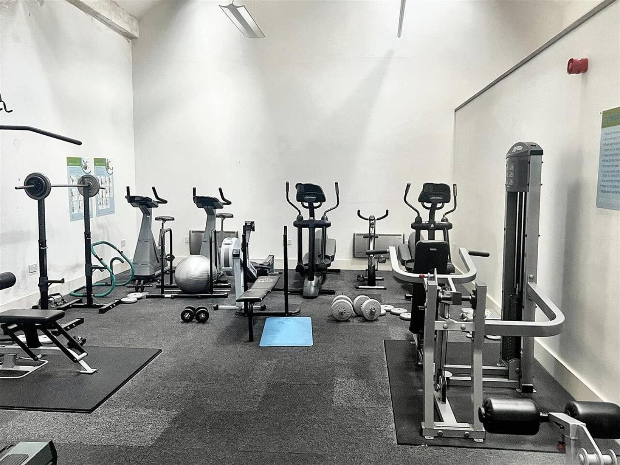 Lovely 1 Bedroom Apartment With Free Parking & Gym Kirkburton Extérieur photo