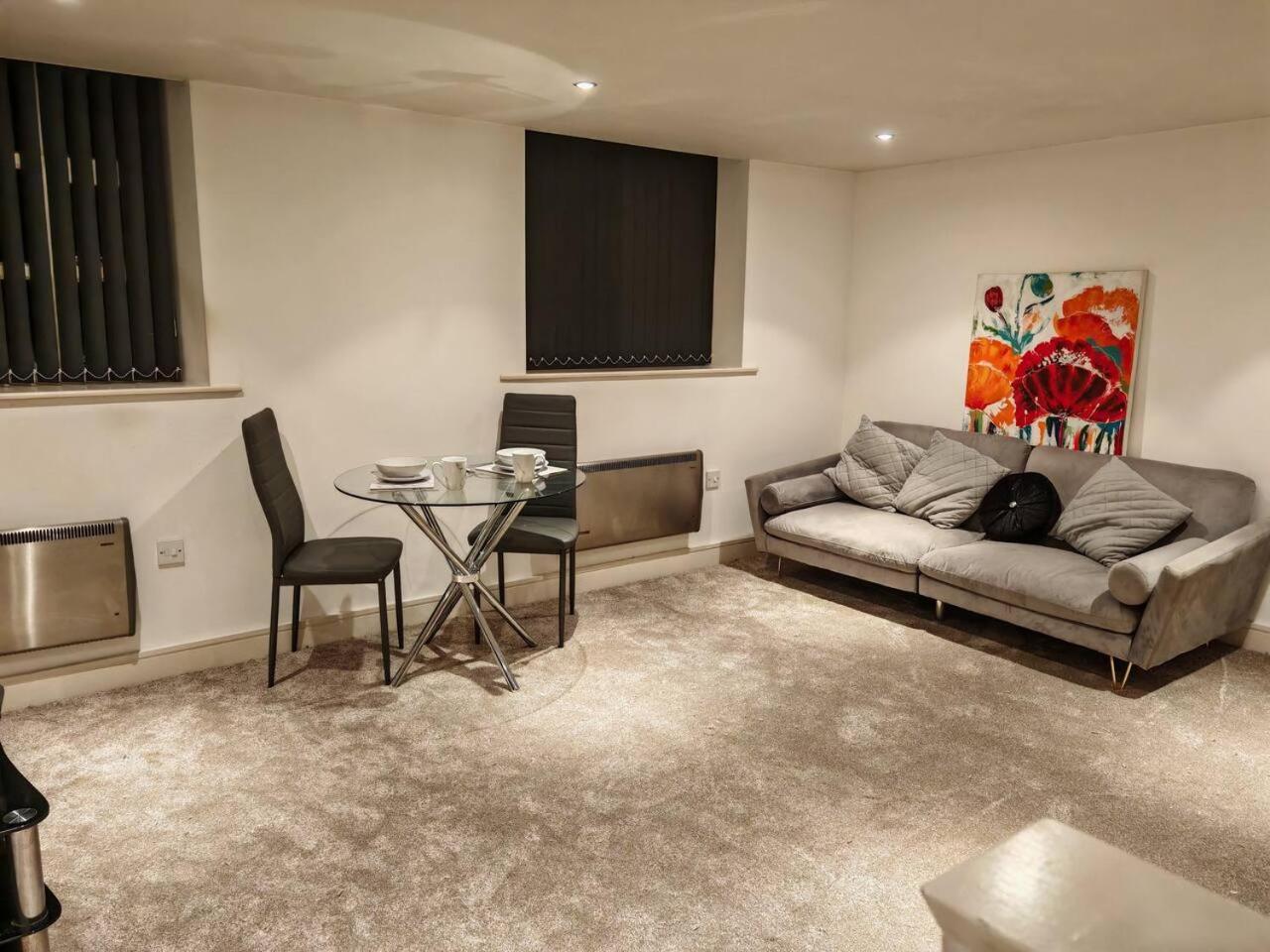 Lovely 1 Bedroom Apartment With Free Parking & Gym Kirkburton Extérieur photo